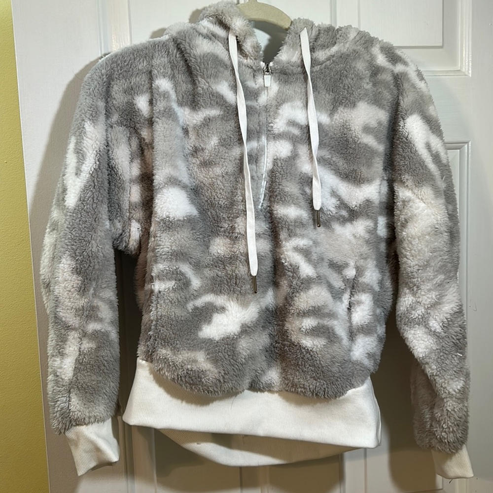 Athletic Collection gray and white camo size Medium
